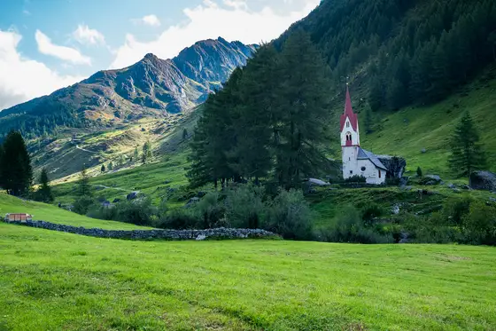 Dalla Cappella del Santo Spirito parte il sentiero che porta ai confini d'Italia e al rifugio più a nord del Paese