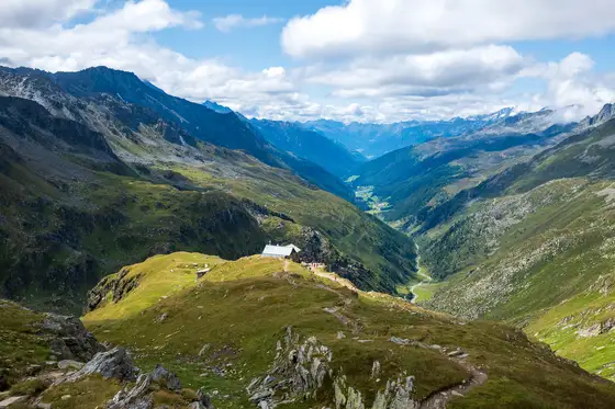 Il Rifugio Brigata Tridentina domina tutta la vallata e si trova a poche centinaia di metri dal confine con L'Austria