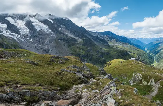 I dintorni del rifugio hanno proprio l'aspetto di forntiera.