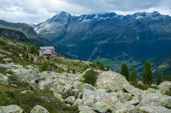 Il Rifugio Roma sovrasta Riva di Tures