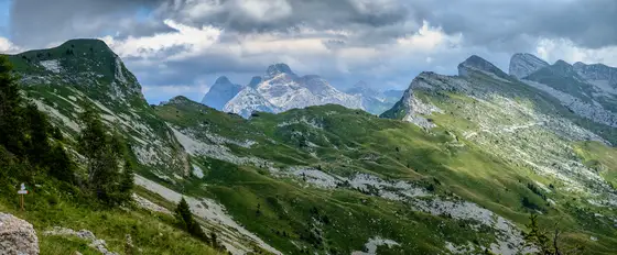 Uno dei miei posti favoriti: al confine tra Veneto e Trentino alle spalle del Rifugio dal Piaz, il passo Pietena e sullo sfondo le Pale di San Martino