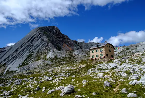 Il rifugio Biella con la croda del Becco sullo sfondo