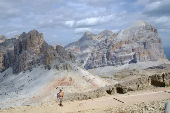 Human for scale. Le Tofane viste dal Rifugio Lagazuoi