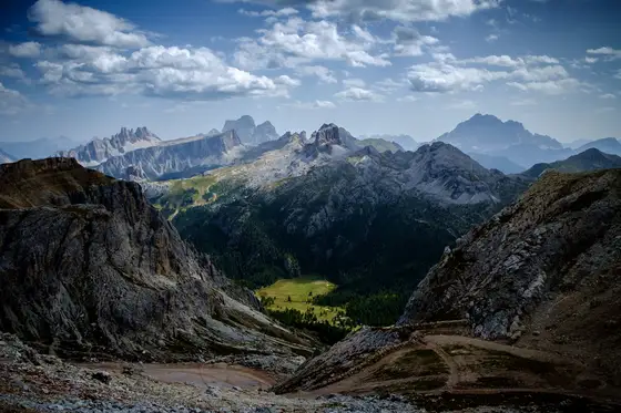 Una vista strepitosa scendendo dal Rifugio Lagazuoi: le Cinque Torri, i sentieri che portano ad Averau e Nuvolau e i Lastoi de Formin sullo sfondo. In basso i prati del passo Falzarego