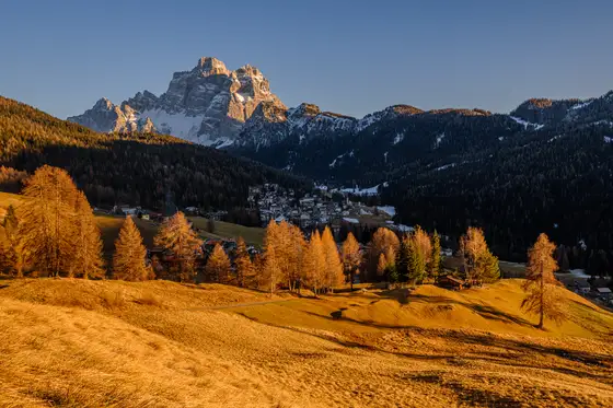 Santa Fosca è già all'ombra delle cime, mentre il Pelmo si prende gli ultimi raggi di sole
