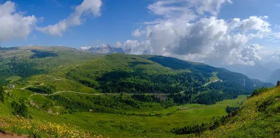 La strada ceh sale a Passo Valles vista dalla forcella che da sulla Val Venegia