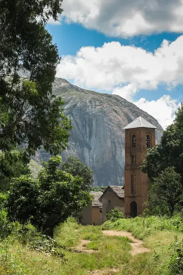 La maggior parte degli edifici nelle aree rurali è costruita in paglia, fango e i pochi edifici alti usano mattoni crudi
