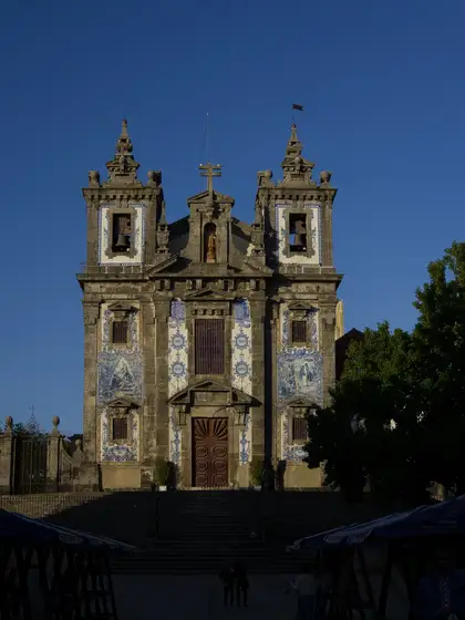La chiesa di san Ildefonso. Azulejos e pietra nera dialogano magicamente in questa chiesa meno visitata a pochi minuti dalle attrazioni più ricercate.