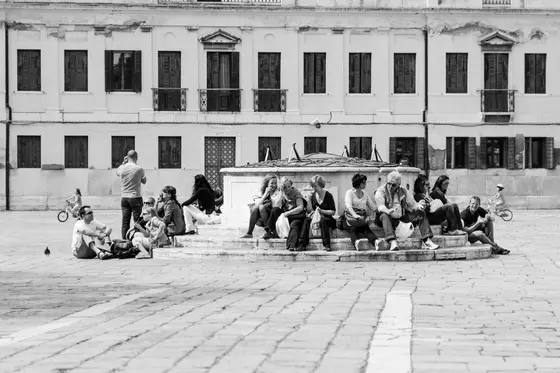 Turisti stremati fanno pausa tra le incessanti giravolte dei bambini