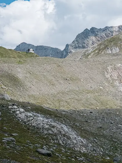 Un ultimo sguardo al rifugio che domina la vallata