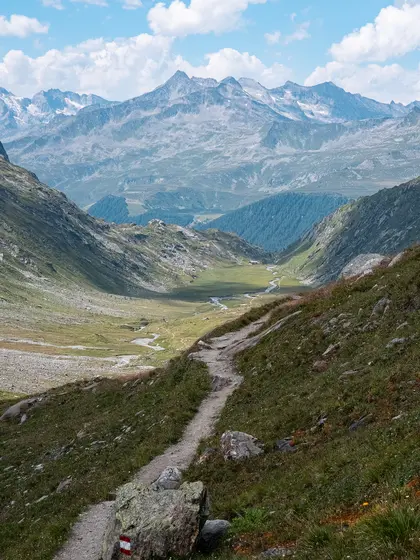 Il sentiero precipita in basso