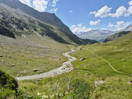 Anche quest'altra valle è percorsa da torrenti e rigagnoli che scendono da ovunque e si uniscono tutti in basso sul torrente Aurina che da il nome alla valle.